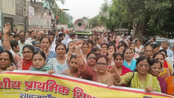 टेट के विरोध में जुलूस निकालकर प्रदर्शन करते शिक्षक