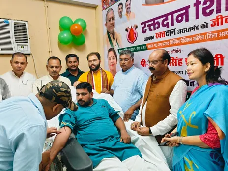 PM MODI के जन्मदिन पर रक्तदान करते भाजपा कार्यकर्ता