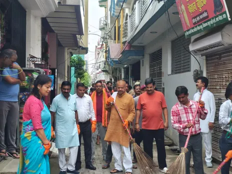 प्रधानमंत्री नरेंद्र मोदी के जन्मदिन के उपलक्ष्य में झाडू लगाते भाजपा कायर्कता, साथ में भाजपा महानगर अध्यक्ष शिल्पी गुप्ता