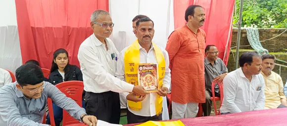 विश्वकर्मा जयंती के उपलक्ष्य में आयोजित समारोह में समाज के कर्मयोगियों को सम्मानित करते प्रांतीय पदाधिकारी नरेश पांचाल