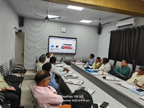 बीएसए कार्यालय में प्रशिक्षण प्राप्त करते खंड शिक्षा अधिकारी