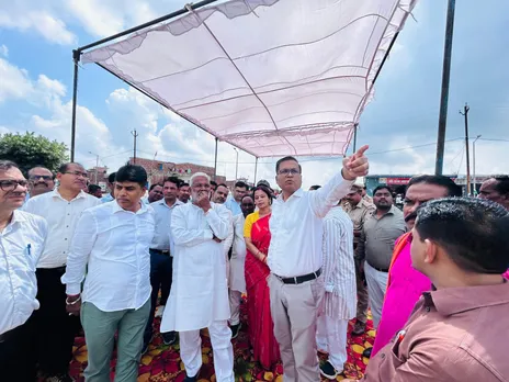 बाढ प्रभावित क्षेत्रों का निरीक्षण करते जल शक्ति मंत्री स्वतंत्रदेव सिंह