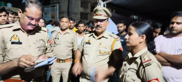 कलान में सडक दुर्घटना में दो युवको की मृत्यु के बाद मौका मुआयना के बाद लिखापढी करते पुलिस कार्मिक