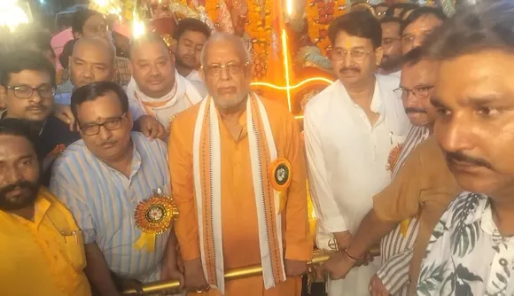 रामरथ खींचकर खिरनीबाग गणेश शोभायात्रा का शुभारंभ करते वित्तमंत्री सुरेश कुमार खन्ना व पूर्व जिला पंचायत अध्यक्ष वीरेंद्र पाल सिंह यादव