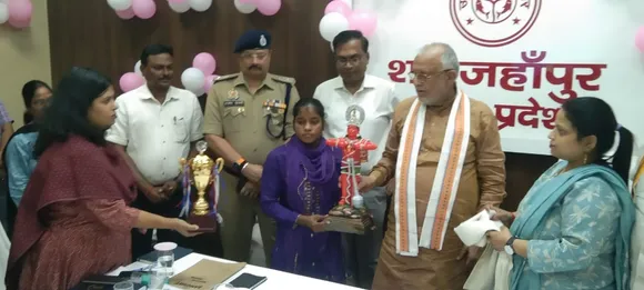 मिशन शक्ति - 5 के शुभारंभ पर राष्ट्रीय खिलाडी रोली वर्मा को सम्मानित करते वित्तमंत्री सुरेश खन्ना