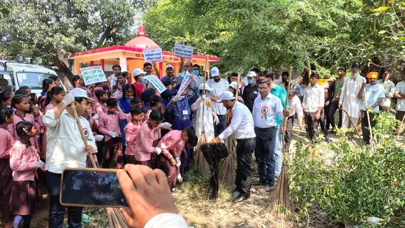 नमामि गंगे के तहत गोमती नदी के पन्ना घाट पर श्रमदान का दृश्य