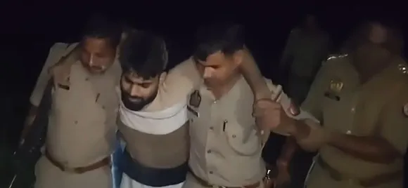 एन्काउंटर के बाद आरोपित फुरकान को कंधा से सहरा देते पुलिस कर्मी