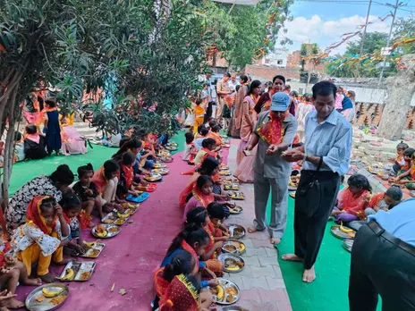 नवरात्र के उपलक्ष्य में सेवा भारती की ओर से आयोजित उत्सव में पूजन के बाद कन्याओं को भोज कराते श्रद्धालु