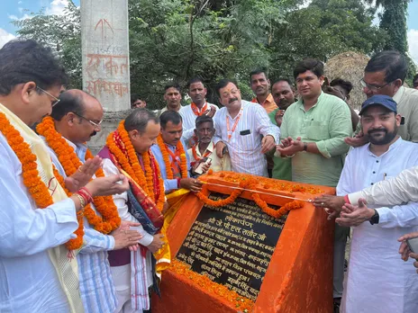 ददरौल विकास खंड के गांव धन्योरा में सडक का लोकार्पण करते सहकारिता मंत्री जेपीएस राठौर