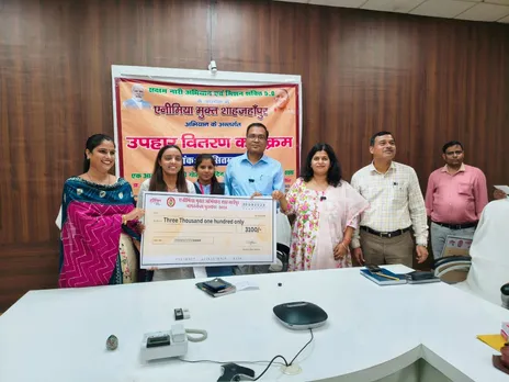 जनपद को एनीमिया मुक्त बनाने में सहयोग के लिए पत्रकार रागिनी श्रीवास्तव को सम्मानित करते डीएम व सीडीओ