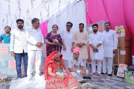 शाहजहांपुर के वृंदावन गार्डेन में आयोजित सामूहिक विवाह में जोडे को आशीर्वाद देते आयोजक