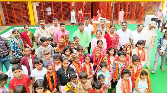 नवरात्र के समापन पर कन्याओं को भोज कराने के बाद उनके साथ पुलिस अधीक्षक राजेश द्विवेदी व अन्य पुलिस अधिकारी