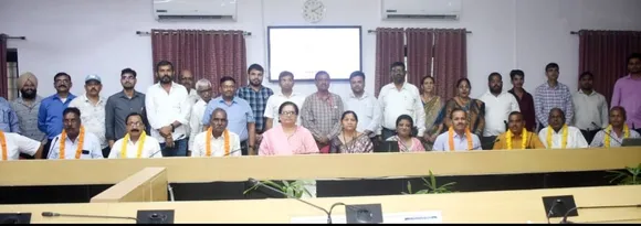 सेवानिवृत्त रेल अधिकारी और कर्मचारियों के साथ मंडल रेल प्रबंधक