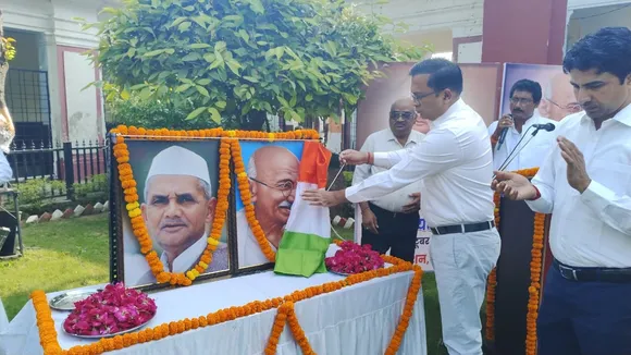 डीएम ने गांधी जी एवं लाल बहादुर शास्त्री जी के चित्र पर माल्यार्पण व पुष्प अर्पित कर नमन किया।