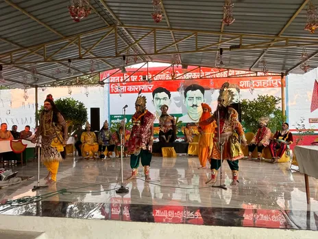 जिला कारागार में रामलीला मंचन करते नवचेतना कला परिषद के कलाकार