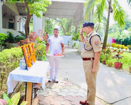 पुलिस लाइन में आयोजित कार्यक्रम में गांधी व शास्त्री के चित्र पर माल्यार्ण के साथ उन्हें सैल्यूट करते पुलिस अधीक्षक राजेश द्विवेदी