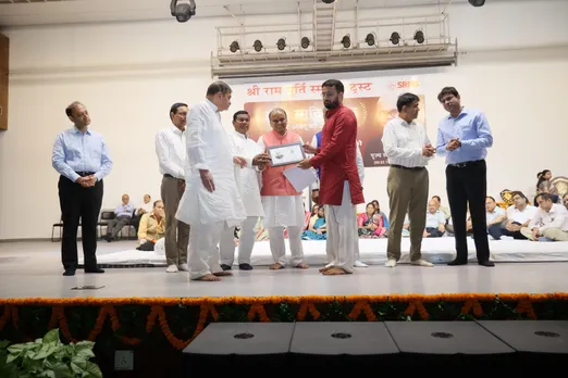श्रीराम मूर्ति स्मारक कालेज आफ इंजीनियरिंग एंड टेक्नोलॉजी में आयोजित स्वतंत्रता सेनानी श्रीराम मूर्ति की 37वें स्मृति दिवस पर गुरुवार को पीजीआई चंडीगढ़ के वरिष्ठ प्राध्यापक एवं पूर्व विभागाध्यक्ष सर्जरी प्रो. एसएम बोस को राम मूर्ति प्रतिभा अलंकरण से सम्मानित करते वन व पर्यावरण मंत्री डा.अरुण कुमार और एसआरएमएस ट्रस्ट के चेयरमैन देव मूर्ति