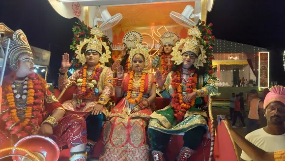 खिरनी बाग से निकली श्रीराम राज्याभिषेक शोभायात्रा में शामिल राम दरबार की भव्य झांकी