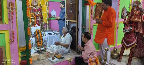 शाहजहांपुर के कुर्रिया कला के तांत्रिक मंदिर में के देवी दरबार में हाथ जोड सुख समृद्धि की कामना करते जिला जज विष्णुदेव शर्मा