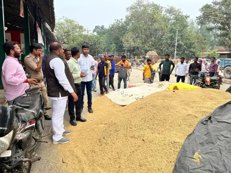 आढ़ती का धान सरकारी क्रय केंद्र के बाहर पड़ा मिलने पर विधायक का पारा हुआ हाई