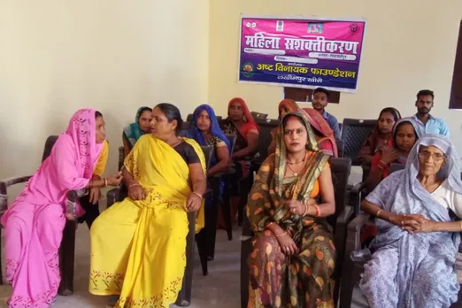 भावलखेडा विकास खंड के गांव दारापुर चठिया में आयोजित बैठक में मौजद महिलाएं