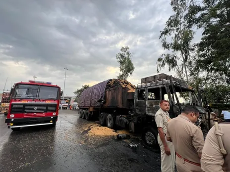 आग लगने से क्षतिग्रस्त ट्रक, लिखापढी करती पुलिस तथा पास में खडे दमकल वाहन