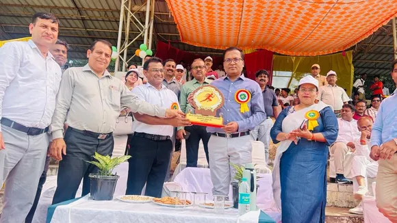 खेलकूद प्रतियोगिता का शुभारंभ के दौरान डीएम धर्मेंद्र प्रताप सिंह को स्मृति चिन्ह भेंट करते डीआइओएस हरिवंश कुमार