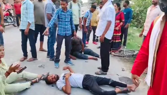 पुलिस की गाडी से घायल पोस्टमार्टम के बाद विवाहिता का शव लेकर जा रहे मायके वाले