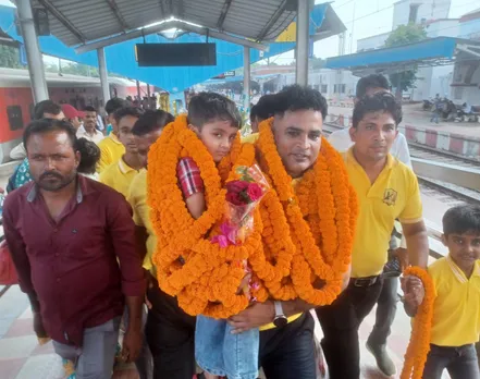 देवरिया में आयोजित सम्मान समारोह के लिए फूलों से लदे पिता की गोद  के आनंद संग जाते हुए शतरंज खिलाडी इशांक यादव