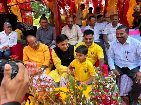 शतरंज खिलाडी इशांक यादव को दुलार करते देवरिया के सांसद शशांक मणि