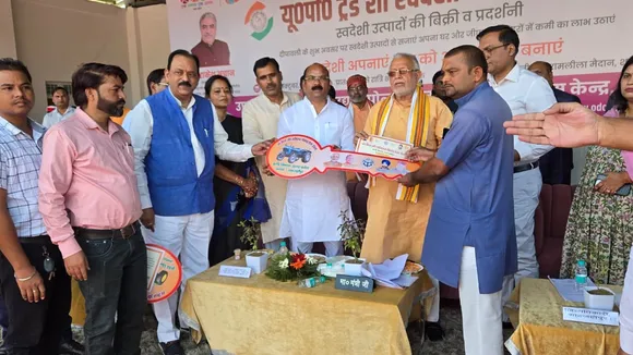 उद्योग विभाग की ओर से आयोजित ट्रेड शो स्वदेशी मेला में लाभार्थी को ट्रैक्टर की चाबी सौंपते वित्तमंत्री सुरेश खन्ना, सांसद अरुण सागर, एमएलसी डा सुधीर गुप्ता तथा डीएम धर्मेंद्र प्रताप सिंह