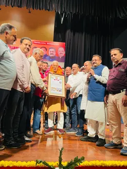 क्रिएटिव ग्रुप की ओर से आयोजिेत शाहजहांपुर महोत्सव में वित्तमंत्री सुरेश खन्ना का नागरिक अभिनंदन सम्मान करते गणमान्य जन