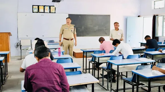 यूपीपीसीएस परीक्षा केंद्र पर परीक्षा देते अभयर्थी व निरीक्षण करते पुलिस अधीक्षक राजेश द्विवेदी