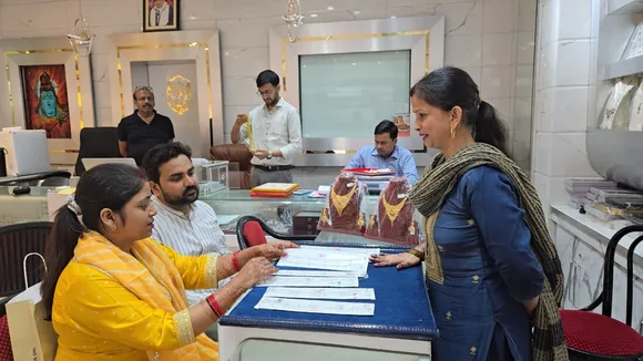 सोना चांदी की कीमत बढने पर आभूषण की खरीद करते दंपती