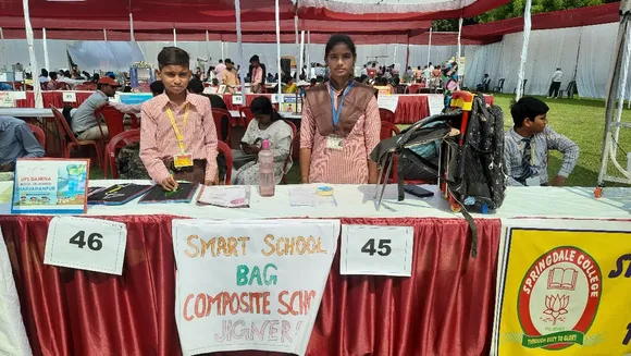 लखनऊ में आयोजित राज्य स्तरीय प्रदर्शनी में प्रतिभाग करते शाहजहांपुर के छात्र अनुभव शर्मा  स्