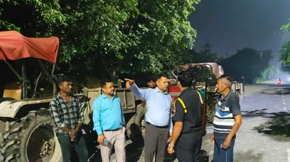 Tractor trolleys carrying illegal garbage seized in Greater Noida