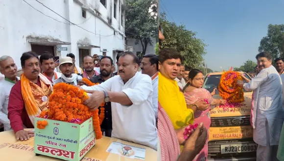 रेजांगला रज कलश का पूजन कर शौर्य यात्रा का स्वागत करते जिला पंचायत अध्यक्ष ममता यादव, पूर्व जिला पंचायत अध्यक्ष वीरेंद्र पाल सिंह यादव तथा पूर्व विधायक राजेश यादव