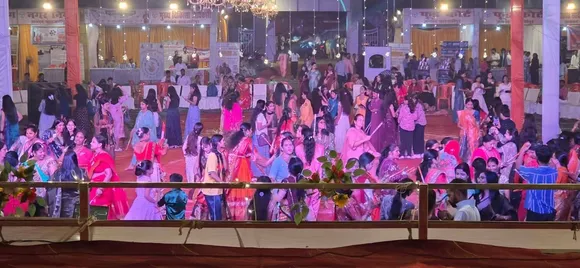 स्वदेशी मेला में डांडिया प्रस्तुत करती महिलाएं