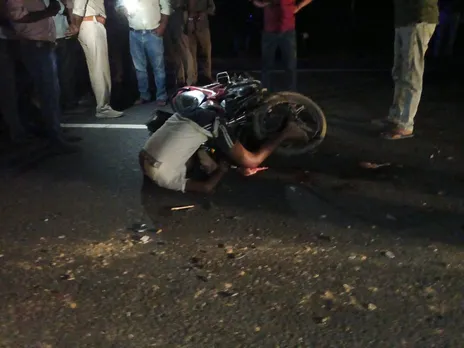 रात में सडक दुर्घटना में वाहन  की चपेट में आने से मोटरसाइकिल के नीचे मृत अवस्था में