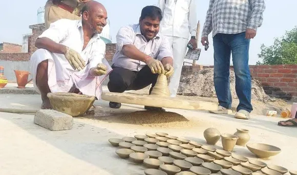 एडीएम अरविंद कुमार ने कुम्हार के घर पहुंचकर मिट्टी के दीयों का निर्माण देखा, स्वदेशी अपनाने का दिया संदेश