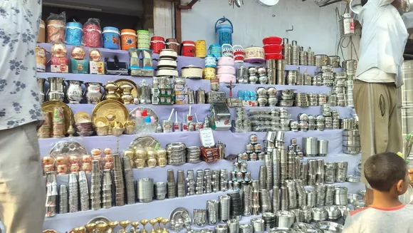 धनतेरस पर तांबे, पीतल और स्टील के बर्तनों की सजावट से सजी बाजारों की रौनक