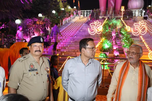 दीपावली की पूर्व संध्या पर प्रकाश से आलोकित हनुमतधाम व निहारते वित्तमंत्री व डीएम एसपी
