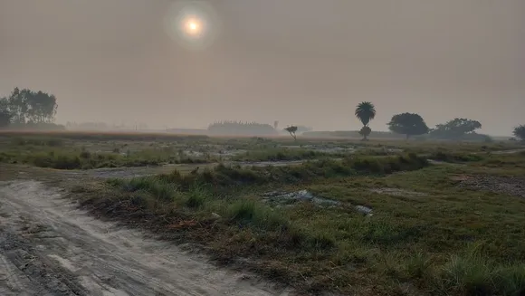 सुबह के समय सूर्य देव बादलों की गोद से झांक रहे हैं। वायुमंडल में नमी है। दीपावली की तैयारियों के कारण आवाजाही शांत हैं।  ग्रामीण क्षेत्र का दृश्य