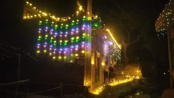 गांव में दीप और रंग बिरंगी लाइट जलाकर मना रहे दिवाली