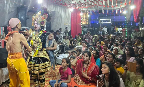 आवास विकास कालोनी में आयोजित जगराता में कृष्ण सुदामा की झांकी तथा भावमग्न श्रद्धालु