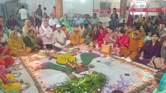 शाहजहांपुर के कृष्णा नगर स्थित मंदिर में गोवर्धन भगवान की पूजा करते श्रद्धालु