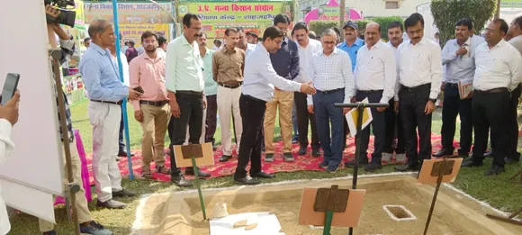 मिठास मेला में गन्ना की आधुनिक तकनीक की जानकारी देते वैज्ञानिक अधिकारी डा जीएन गुप्ता