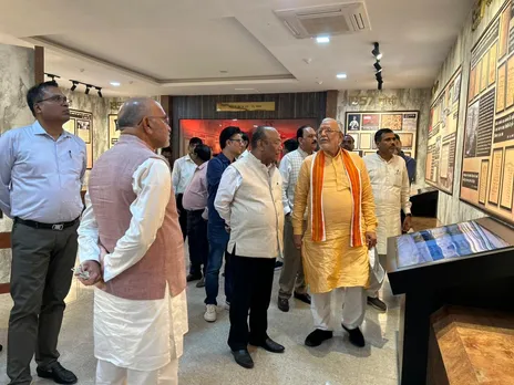 शाहजहांपुर में वित्तमंत्री सुरेश खन्ना के साथ शहीद संग्रहालय का निरीक्षण करते अपर मुख्य सचिव अमित घोष