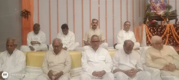 एसएस विविध महाविद्यालय में आयोजित रामाश्रम सत्संग में साधना में लीन आचार्य गण