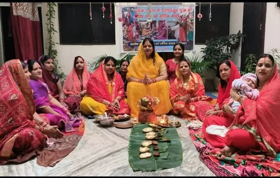 नहाय खाय के साथ पूजा छठ पूजा करती महिलाएं